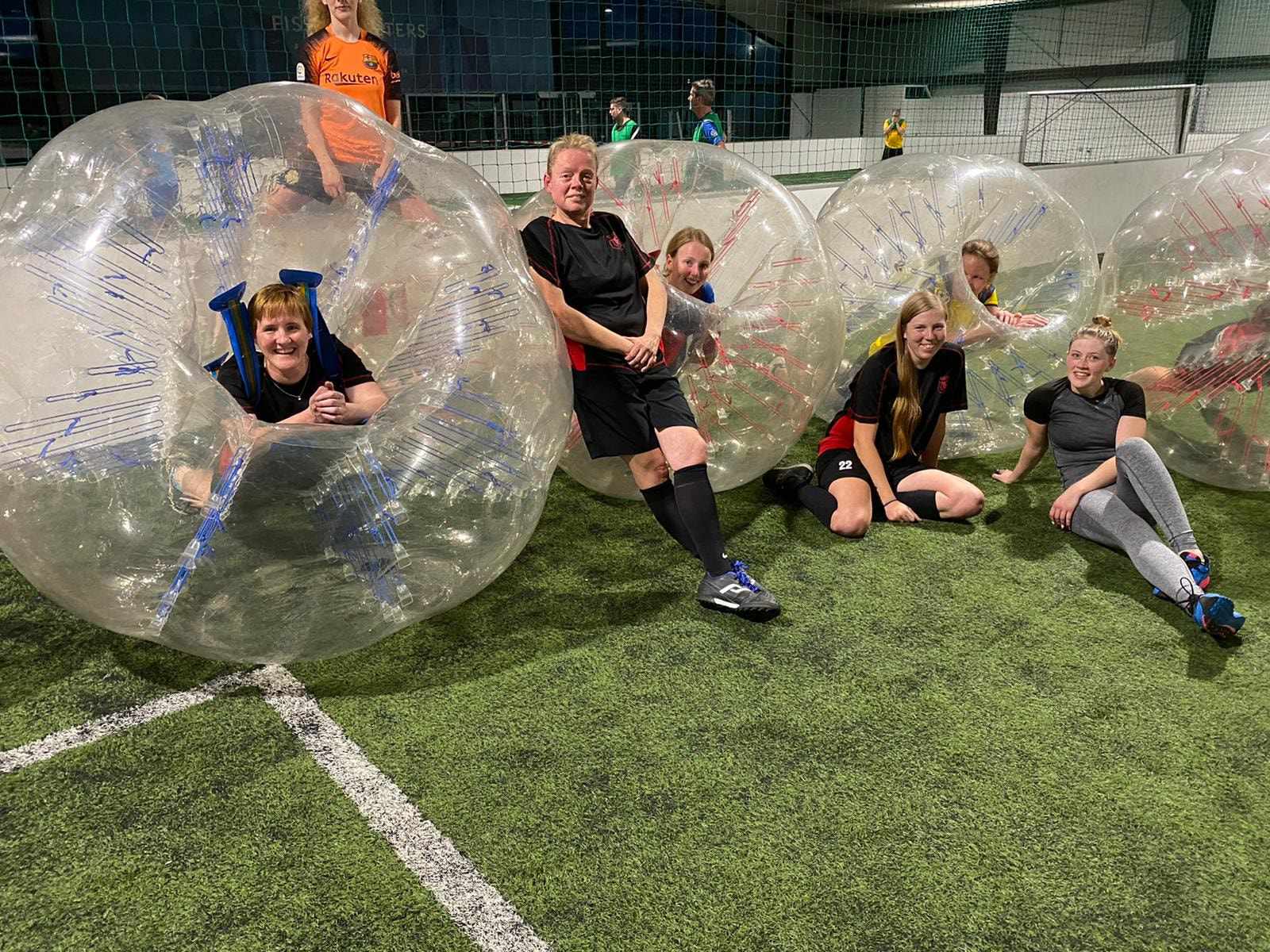 Tus Rot-Weiß Damen beim Bubblesoccer im TCE