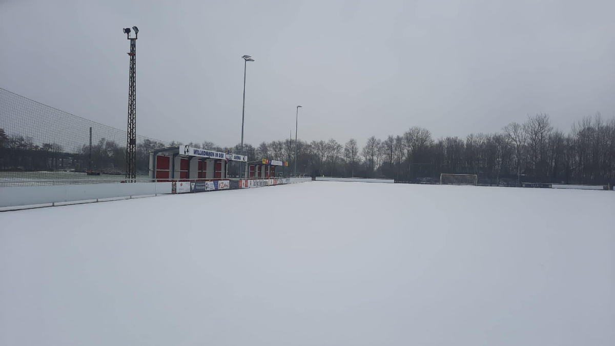 Schneeräum-Aktion beim TuS Rot-Weiß Emden